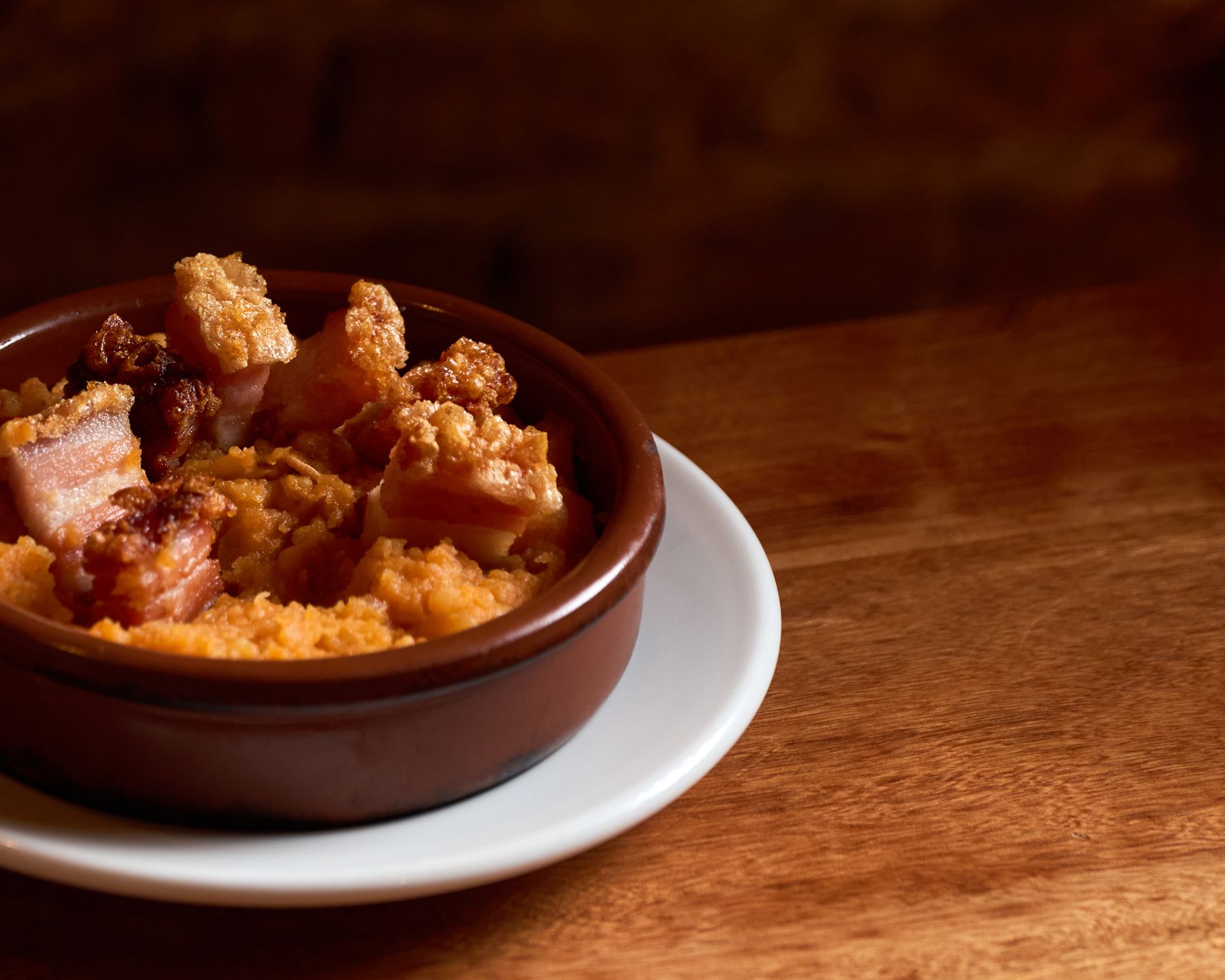 Revolconas in a clay dish